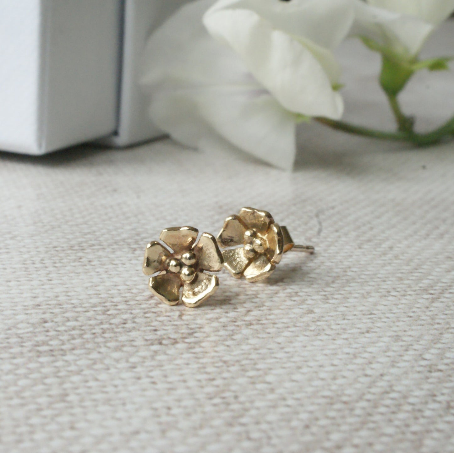 9ct Gold flower stud earrings