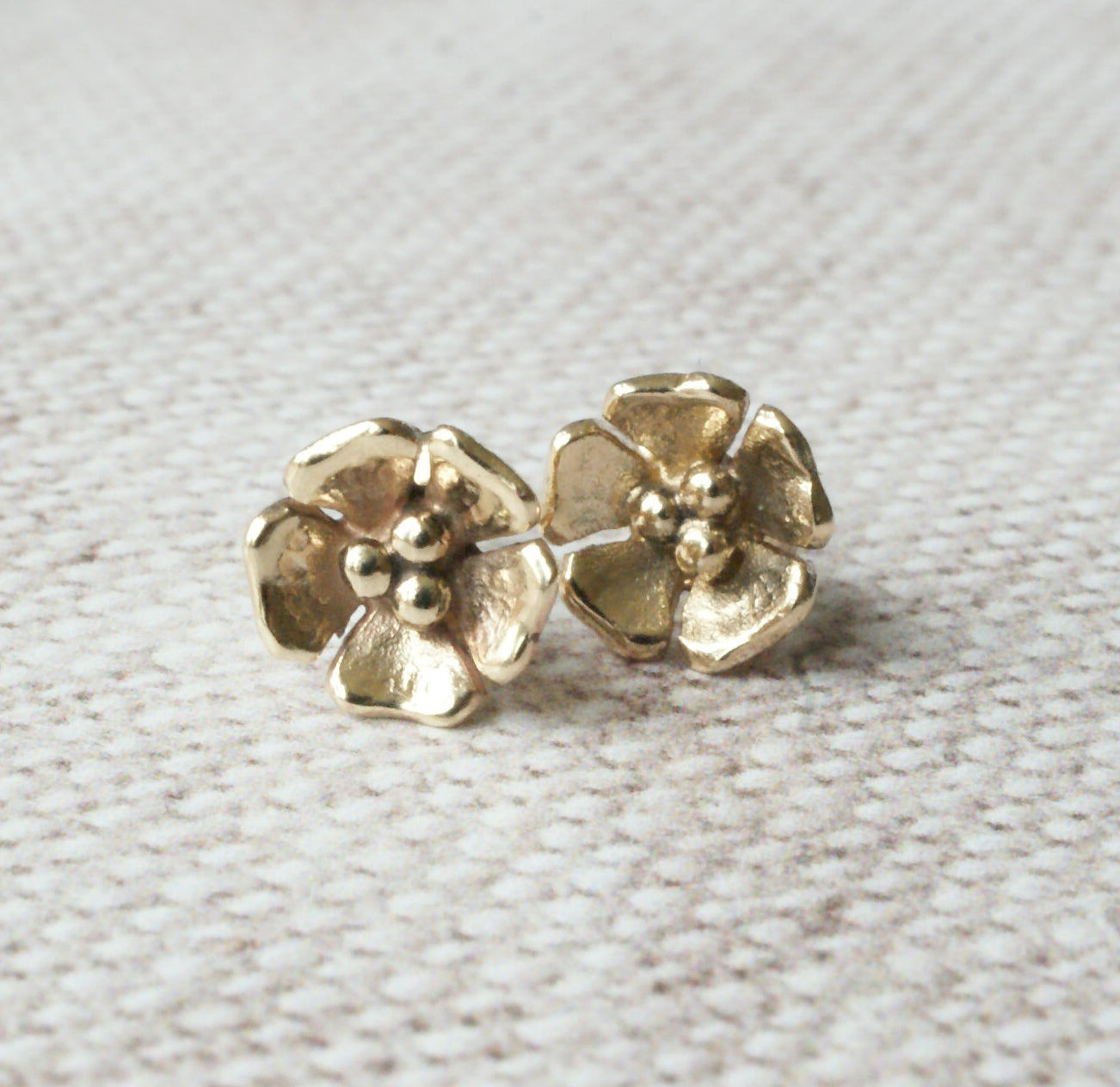 9ct Gold flower stud earrings